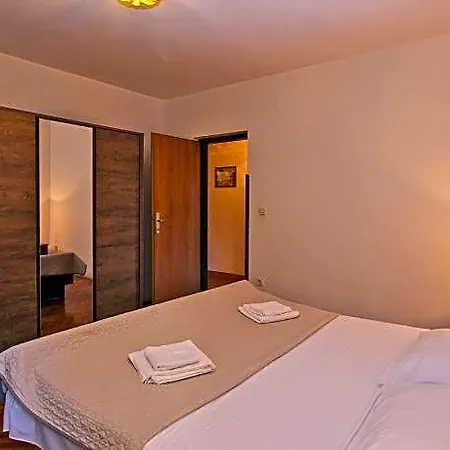 Hotel 1057 4*
